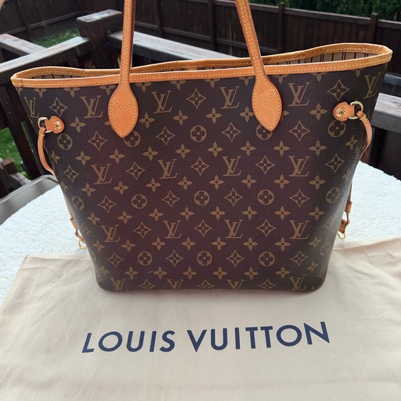 Authentic Louis Vuitton Neverfull MM. - Picture 8 of 14